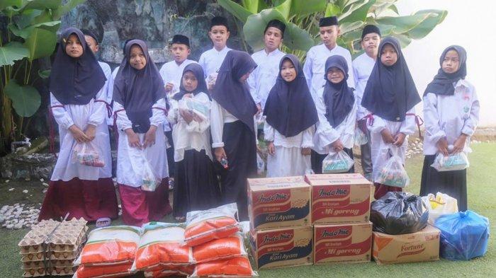 Santunan diberikan kepada anak-anak yatim piatu Al Washliyah dalam suasana yang penuh kehangatan dan kebahagiaan.