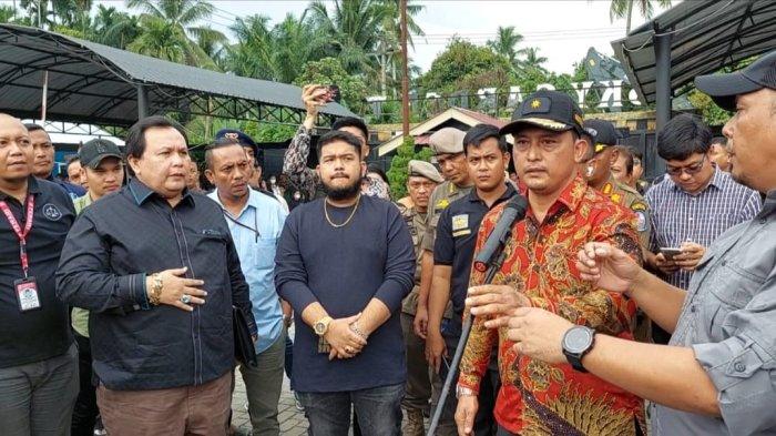 Perobohan bangunan Diskotek Key Garden yang berada di Namo Rube Julu, Kecamatan Kutalimbaru, Kabupaten Deliserdang, Sumatera Utara, sempat mendapat penghadangan oleh kuasa hukum pemilik diskotek, Jumat (15/12/2023).