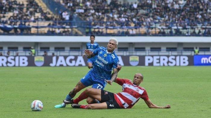 Duel perebutan bola antara Ciro Alves (77) dengan Cleberson Martins (4) dalam laga pekan pertama Liga 1 2023-2024 antara Persib vs Madura United di Stadion Gelora Bandung Lautan Api, Minggu (2/7/2023).