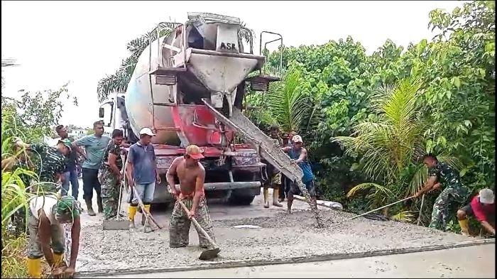 JALAN- Personel TNI-AD yang sedang membuat jalan beton di pinggiran Kota Medan. Mereka ditugaskan dalam kegiatan TNI Manunggal Membangun Desa ke-118 tahun 2023 dengan memperbaiki jalan berlubang, becek.