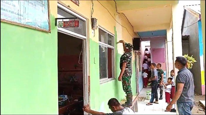 JALAN- Personel TNI-AD melakukan renovasi rumah ibadah. Mereka ditugaskan dalam kegiatan TNI Manunggal Membangun Desa ke-118 tahun 2023 untuk mengecat rumah ibadah dan sekolah