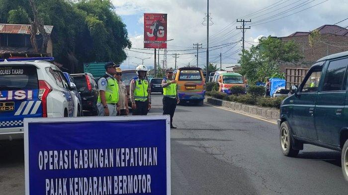Personel gabungan Satlantas Polres Tanah Karo bersama UPT Samsat Kabanjahe, melakukan razia pengendara yang tidak taat berlalulintas dan menunggak pajak, di kawasan Jalan Jamin Ginting, Kabanjahe, Senin (3/6/2024).