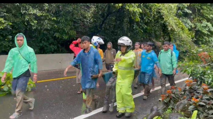 Personel kepolisian bersama warga sekitar, membantu mengevakuasi korban akibat bencana tanah longsor di kawasan Kecamatan Sibolangit, Kabupaten Deli Serdang, Rabu (27/11/2024) kemarin.