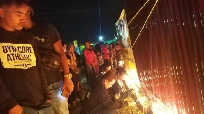 Peserta aksi menyalakan lilin sebagai bentuk dukacita di depan TKP rumah Sempurna Pasaribu, di Jalan Nabung Surbakti, Kabanjahe, Rabu (3/7/2024) malam tadi.