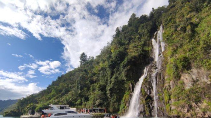 Pesona Air Terjun Situmurun bak surga tersembunyi yang ada di pinggiran Danau Toba, tepatnya di Desa Situmurun, Kecamatan Lumban Julu, Kabupaten Toba.