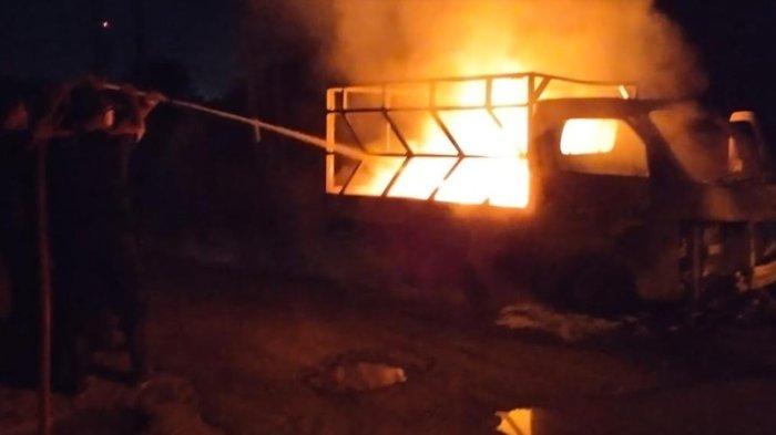 Petugas Damkar sedang berusaha memadamkan mobil pengangkut BBM yang terbakar di Jln Lubuk Pakam Galang kawasan Desa Pasar Melintang Kecamatan Lubuk Pakam Selasa, (2/7/2024) malam.