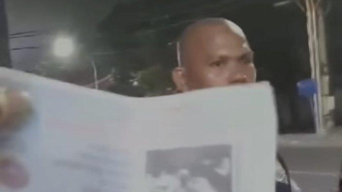 Petugas Dishub Medan yang meminta lima loyang martabak ke pedagang di Jalan Gajah Mada Medan. Namun, karena tak diberi, petugas memberikan surat larangan parkir dan berjualan di sana.