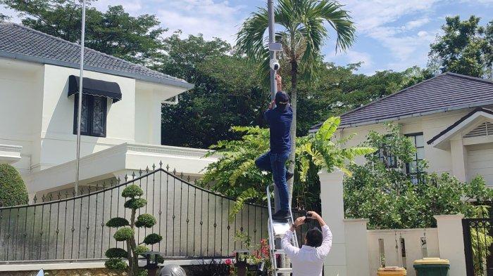 Petugas KPK sedang mengambil memori CCTV di Rumah Pribadi Topan Obaja Ginting, Rabu (2/7/2025). Hingga saat ini penggeledahan masih berlangsung.