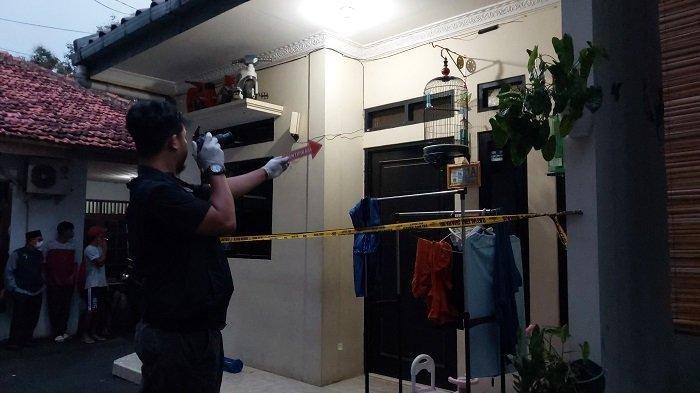 Petugas Kepolisian saat berada di rumah 4 anak tewas dibunuh oleh ayah kandungnya, di Jagakarsa, Jakarta Selatan