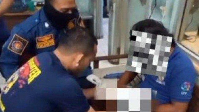 POTRET Petugas Pemadam Kebakaran (Damkar) Kota Semarang saat membantu pria asal Mranggen, Demak, untuk melepas cincin dari alat kelaminnya, Senin (19/6/2023) lalu. (Damkar Kota Semarang)