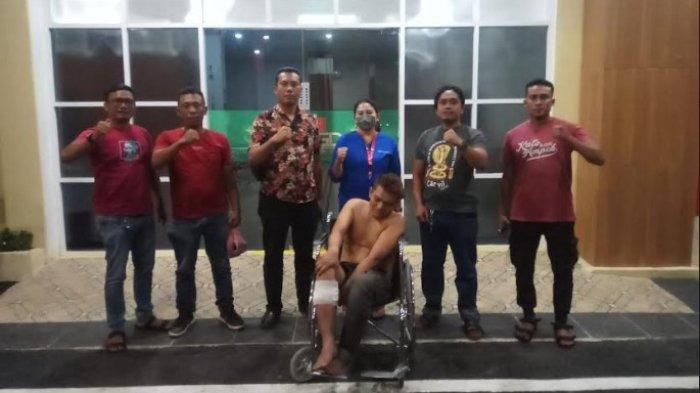Petugas Unit Reskrim Polsek Percut Seituan saat membawa M Iqbal Zamzami ke RS Bhayangkara untuk mendapatkan Perawatan setelah kakinya ditembak