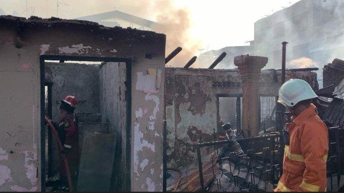 Petugas kebakaran sedang melakukan penyiraman ke beberapa rumah yang terbakar di Jalan Mahkamah, Gang Wisata, Kecamatan Medan Maimun, Senin (6/5/2024). TRIBUN-MEDAN/ALFIANSYAH