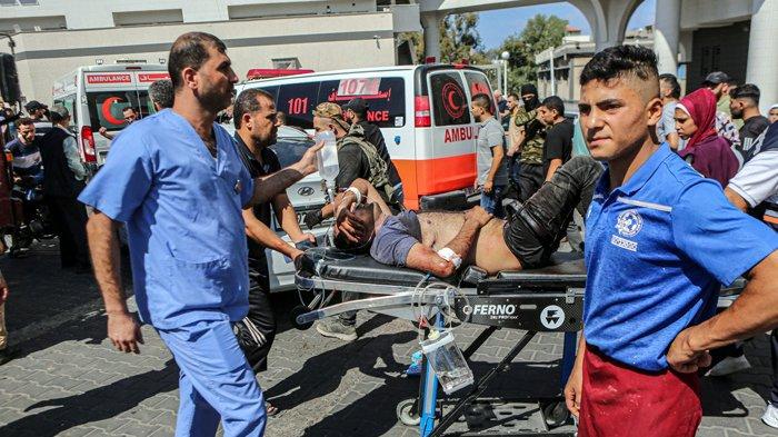 Petugas medis bergegas membawa orang-orang yang terluka di Rumah Sakit Al-Shifa di Kota Gaza untuk mendapatkan perawatan. (Abedelhakim Abu Riash/Al Jazeera)