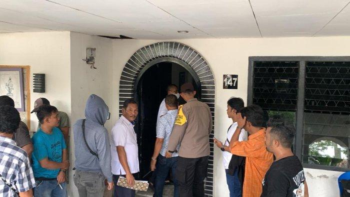 Petugas mulai masuk ke dalam rumah yang dieksekusi untuk mengeluarkan barang-barang yang ada di dalamnya, Senin (9/10/2023).