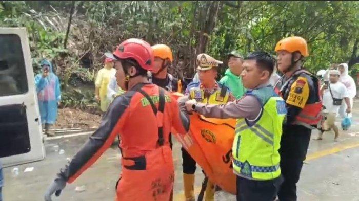 Petugas sedang mengevakuasi jenazah korban longsor di Jalur lintas Medan - Berastagi.