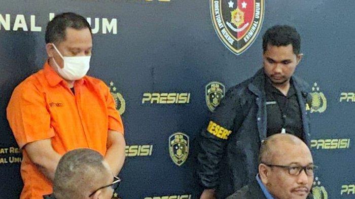 Polda Metro Jaya menampilkan Pierre WG Abraham, pengemudi Toyota Fortuner yang viral terlibat cekcok di Tol Japek. Pierre diamankan lantaran menggunakan pelat dinas TNI palsu di mobil Fortunernya. Pierre merupakan pria kelahiran Manado, Sulawesi Utara, 1 Agustus 1971. Pierre bertempat tinggal di Jalan Mardani Raya, Gang N Nomor 22 RT03/12, Kelurahan Cempaka Putih Barat, Jakarta Pusat. Pierre ditampilan dalam jumpa pers di Mapolda Metro Jaya, Jakarta, Kamis (18/4/2024). (Istimewa)