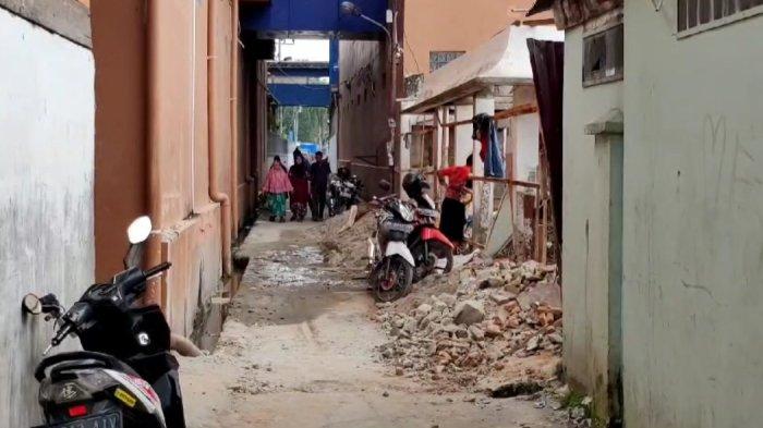 Pihak sekolah Prima Global akhirnya merobohkan tembok yang mereka dirikan di Gang Abadi, Jalan Brigjen Katamso, Lingkungan 1, Kelurahan Sei Mati, Kecamatan Medan Maimun, Kota Medan.