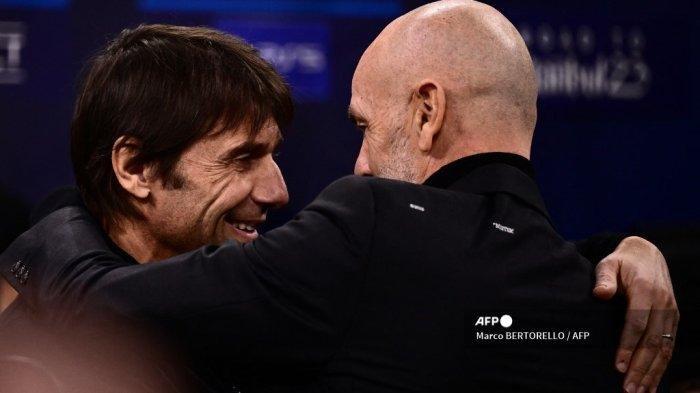 Pelatih kepala Tottenham Hotspur Italia Antonio Conte (kiri) dan pelatih Italia AC Milan Stefano Pioli berpelukan sebelum babak 16 besar Liga Champions UEFA, pertandingan sepak bola leg pertama antara AC Milan dan Tottenham Hotspur pada 14 Februari 2023 di stadion San Siro di Milan .