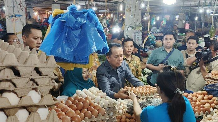 Pj Gubernur Sumut, Agus Fatoni dan Ketua PKK Sumut pantai harga daging, ikan, telur ke pasar Petisah, Jumat (6/12/2024)