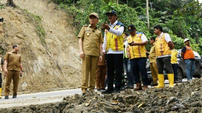 Pj Gubernur Sumut meninjau tebing-tebing yang baru dibersihkan dari longsor di Jalur Sembahe-Tirtanadi.