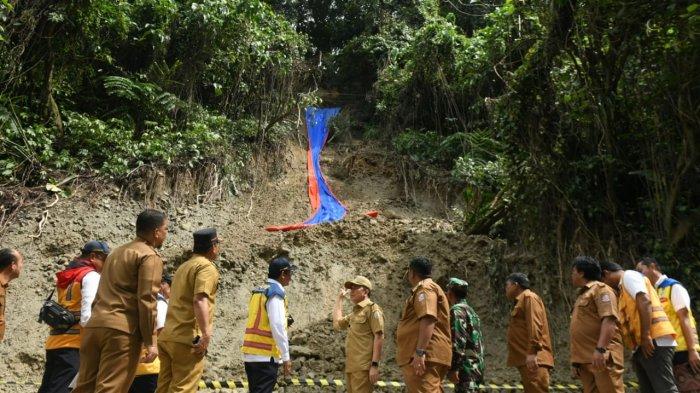 Pj Gubernur melihat kondisi memprihatinkan tebing-tebing yang longsor di kawasan Sembahe-Tirtanadi, Kecamatan Sibolangit, Kabupaten Deliserdang. Di kawasan ini baru terjadi bencana alam yang merenggut puluhan nyawa sejak 26/11/2024.