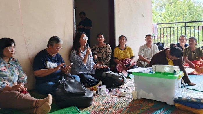 Kegiatan ini dilaksanakan dengan kolaborasi bersama Yayasan Rumah Komunitas Wastra, sebuah organisasi yang berfokus pada pemberdayaan perempuan dalam industri tenun tradisional.