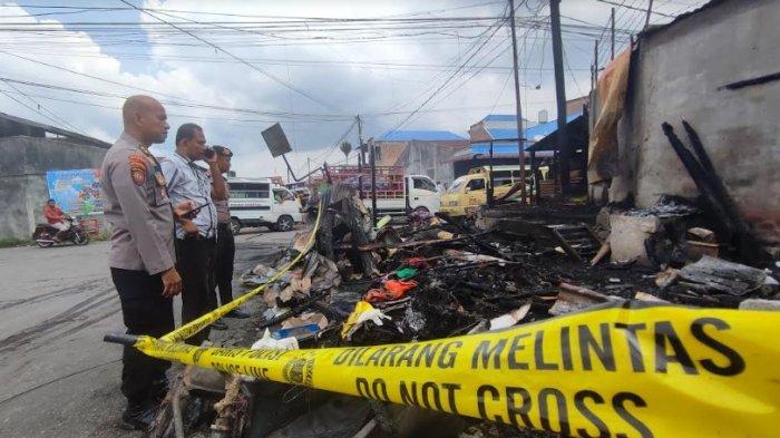 Plh Kapolres Tanah Karo AKBP Oloan Siahaan (kiri) mengecek kondisi lokasi rumah semi permanen yang mengalami kebakaran, Kamis (27/6/2024).
