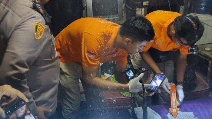 Polisi lakukan olah TKP suami bunuh istri di Rawabangkong, Desa Jatireja, Kecamatan Cikarang Timur, Kabupaten Bekasi