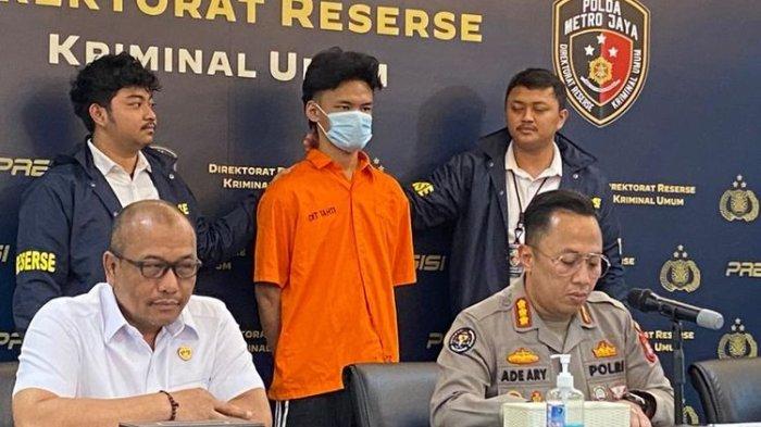 Polisi menghadirkan Argiyan Arbirama (19), pelaku pembunuhan mahasiswi KRA (21) di Depok dalam konferensi pers di Mapolda Metro Jaya, Senin (22/1/2024). (KOMPAS.com/ZINTAN PRIHATINI)