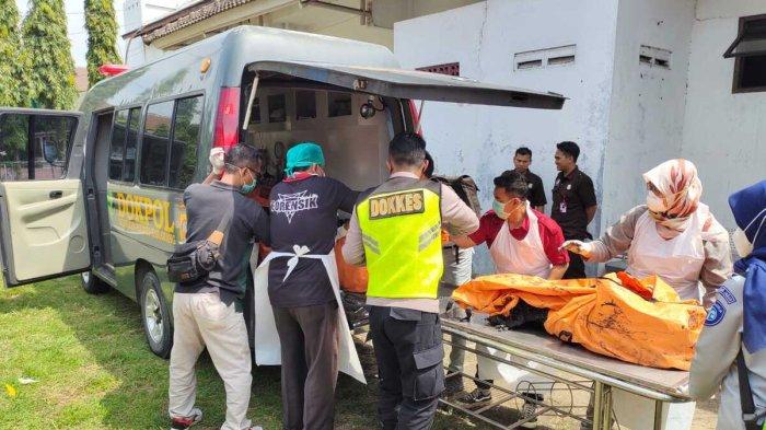 Polisi memeriksa bangkai kendaraan yang mengalami kecelakaan di Tol Jakarta-CIkampek KM 58, Karawang Timur, Jawa Barat, Senin (8/4/2024). Kecelakaan yang melibatkan tiga kendaraan yaitu Bus Primajasa, Grand Max dan Daihatsu Terios tersebut mengakibatkan 12 orang tewas. (AKBAR NUGROHO GUMAY)