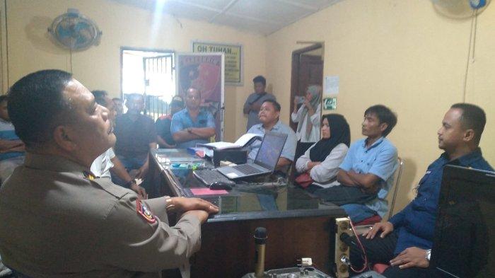 Polsek Firdaus saat melakukan mediasi atas laporan pencurian PT Sidojadi terhadap Hernawati dan Muslim karena meleles ubi kayu.