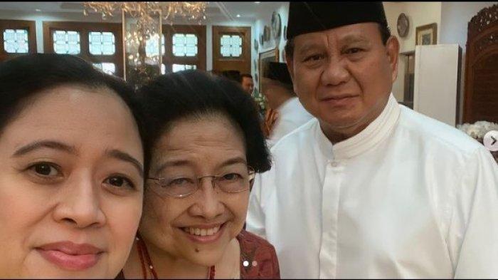 SELFIE - Menteri Pertahanan RI Prabowo Subianto saat bersilaturahmi Lebaran ke rumah Megawati Soekarnoputri. Mereka berselfie ria bersama Ketua DPR Puan Maharani. (Ig: @puanmaharani)