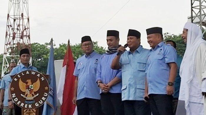 Tim Kampanye Nasional (TKN) pasangan capres dan cawapres nomor urut 02 Prabowo Subianto-Gibran Rakabuming Raka mendapatkan amunisi baru. Mantan Kepala Staf Angkatan Darat Jenderal TNI (Purn) Dudung Abdurachman resmi bergabung TKN Prabowo-Gibran. Selain itu juga mantan Kepala Badan Nasional Penanggulangan Terorisme (BNPT) Komjen Pol (Purn) Boy Rafli Amar. Keduanya langsung hadir mendampingi Prabowo di acara Ndaru Bersalawat 'Seribu Ulama-Sejuta Santri' di Serang, Banten, Sabtu (27/1/2024). (istimewa)