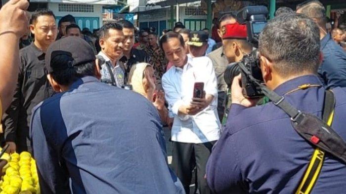 Presiden Joko Widodo saat berselfie dengan wanita tua di Pasar Tradisional Brahrang, di Jalan Gatot Subroto, Kecamatan Binjai Barat, Kota Binjai, Sumatera Utara, Jumat (25/8/2023).