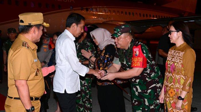 Presiden Jokowi dan Ibu Iriana Joko Widodo beserta rombongan menggunakan Pesawat Kepresidenan Indonesia-1 tiba di Bandara Internasional Kualanamu, Kabupaten Deli Serdang, Provinsi Sumatra Utara pada Selasa (6/2/2024). Kedatangan Presiden beserta rombongan dsambut Pj Gubernur Sumatera Utara (Sumut) Hassanudin, Pangdam I Bukit Barisan Mayjen TNI Mochammad Hasan, serta Kapolda Sumut lrjen Pol Agung Setya.
