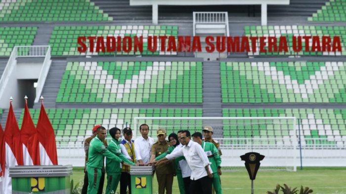 Presiden Jokowi bersama jajaran memencet tombol meresmikan Stadion Utama Sumatra Utara, Deliserdang, Selasa (15/10/2024). Jokowi melakukan kunjungan kerja ke Sumatra Utara guna meresmikan bangunan bendungan, Stadion dan jalan tol.