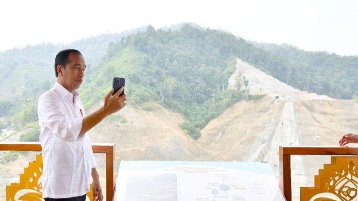 Presiden Jokowi mulai rajin ngevlog atau merekam kegiatan sendiri selama bekerja. Hal itu tampak dalam media sosial Presiden Jokowi di Instagram.
