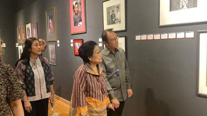 Presiden kelima RI Megawati Soekarnoputri didampingi putranya, M. Prananda Prabowo melihat pameran foto gelegar foto Nusantara, di Galeri Nasional, Jakarta Pusat, Sabtu (7/6/2025).