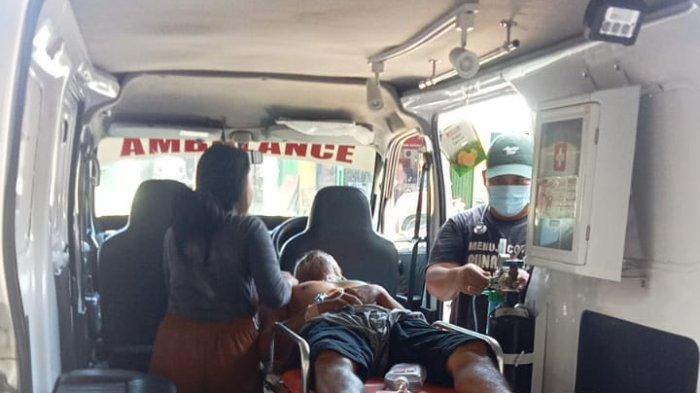 Proses evakuasi MAR, seorang bapak yang tewas akibat ditusuk anaknya sendiri di Perumahan Puri Kenangan, Gang PT Indofarm, Dusun VI, Desa Patumbak II, Kecamatan Patumbak, Kabupaten Deli Serdang, Sumatera Utara, Kamis (5/9/2024).