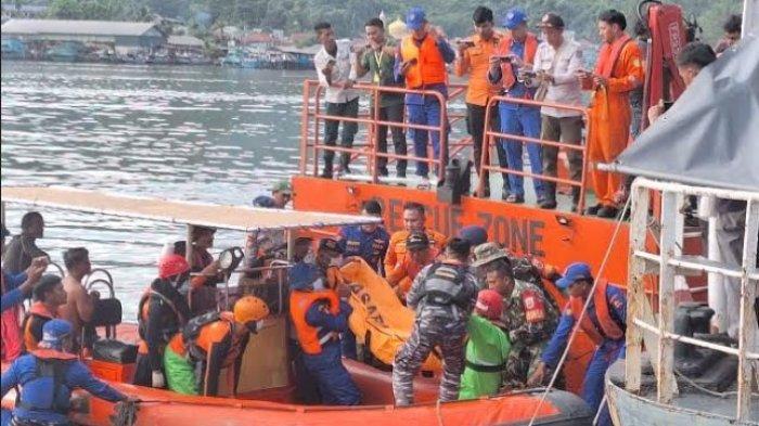 Proses evakuasi korban kapal terbalik di kawasan perairan di Kabupaten Tapanuli Tengah, Sabtu (29/6/2024) kemarin.