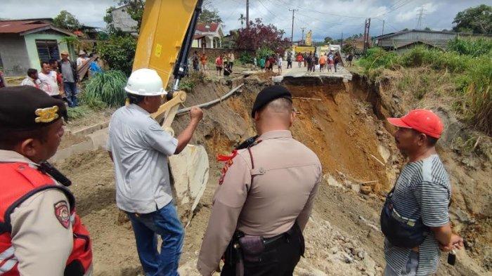 Proses penimbunan jalan amblas di Desa Parbuluan 4 Kecamatan Parbuluan Kabupaten Dairi, Jumat (11/10/2024).