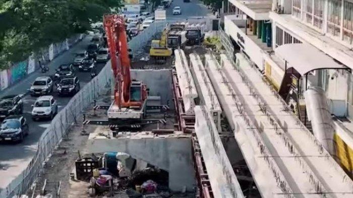 Proyek overpass di Jalan Stasiun Kota Medan masih terus berlangsung, Senin (17/6/2024). Saat ini pengerjaan fisik proyek overpass sudah masuk tahap pemasangan gelagar jembatan.