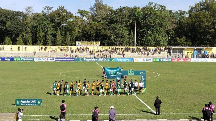 Suasana laga PSDS Deli Serdang vs PSMS Medan kedua tim memasuki lapangan Stadion Baharoeddin Siregar Senin, (27/11/2023).