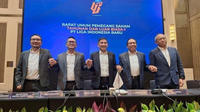 RUPS PT LIB - Direktur Utama PT LIB, Ferry Paulus (tegah) foto bersama jajaranya usai menggelar Rapat Umum Pemegang Saham (RUPS) di Hotel Langham, Sudirman, Senayan, Jakarta, Senin (7/7.2025). (Tribunnews/Abdul Majid)