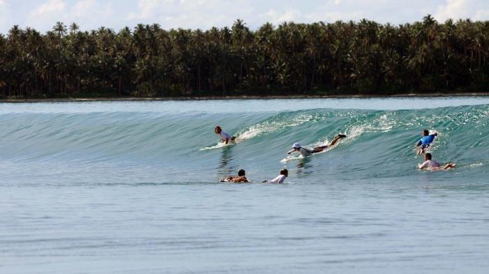 Sejumlah peselancar saat melakukan selancar di lepas pantai Pulau Asu, Kabupaten Nias Barat.(TRIBUN MEDAN/Dok)