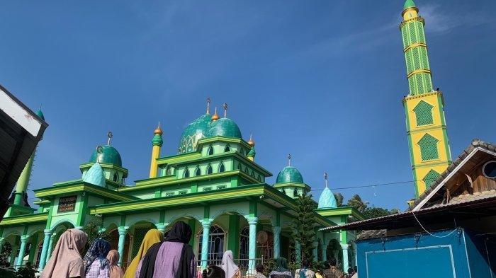MASJID - Megahnya masjid di Pulau Dendun yang berada di Kecamatan Mantang, Kabupaten Bintan, Provinsi Kepri.
