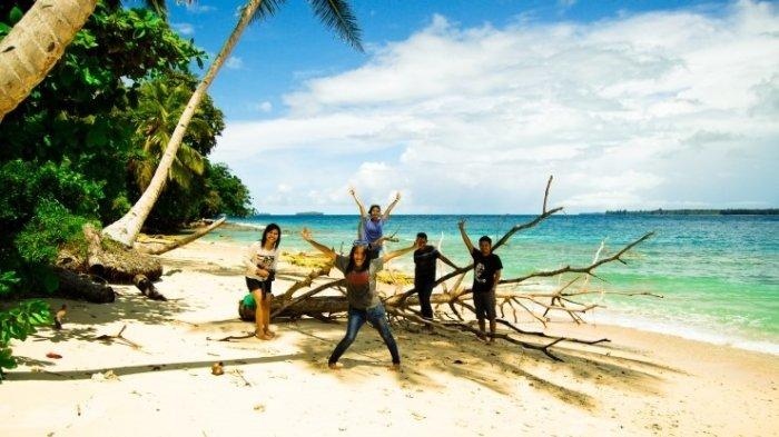 Sejumlah wisatawan saat berfoto di Pulau Onolimbu, Kabupaten Nias (Kompasiana)
