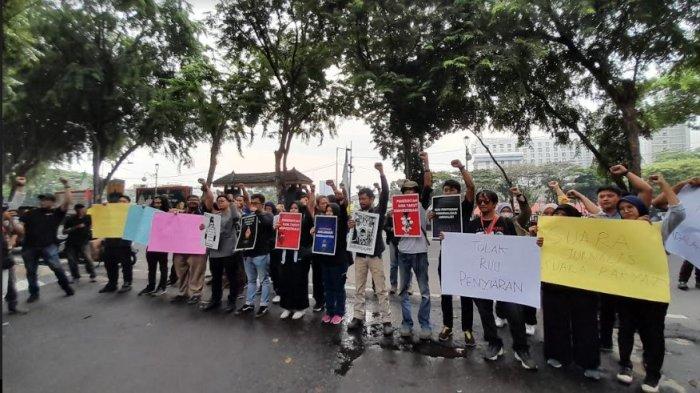 Puluhan jurnalis di Kota Medan menggelar aksi penolakan Rancangan Undang-undang (RUU) Penyiaran di depan gedung DPRD Sumatra Utara, Jalan Imam Bonjol Medan, Selasa (21/5/2024).