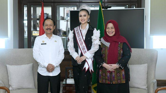 Sekdaprov Sumut Arief S Trinugroho bersama Ketua Dharma Wanita Persatuan Provinsi Sumut Dian Arief S. Trinugroho menerima audiensi Puteri Indonesia Sumut 2023, Nabiqah Anisa Salsabila Pasaribu di Ruang Kerja Sekdaprov Sumut, lantai 9 Kantor Gubernur Sumut, Jalan Diponegoro No. 30, Medan
