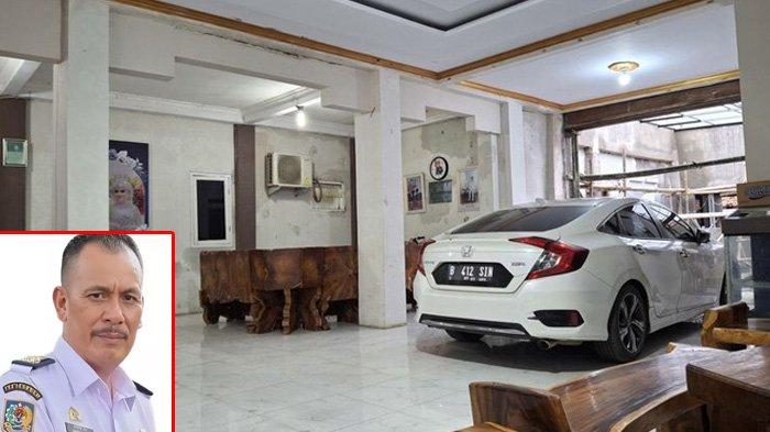 RUMAH MEWAH KADES KOHOD: Suasana kediaman Kepala Desa Kohod, Arsin bin Asip, di Kampung Kohod, Desa Kohod, Kecamatan Pakuhaji, Kabupaten Tangerang, Banten, Selasa (28/1/2025). Satu unit mobil sedan Civic terparkir di garasi rumah. Sementara Kepala Desa Kohod tidak menampakkan diri. (KOMPAS.COM/ACEP NAZMUDIN)